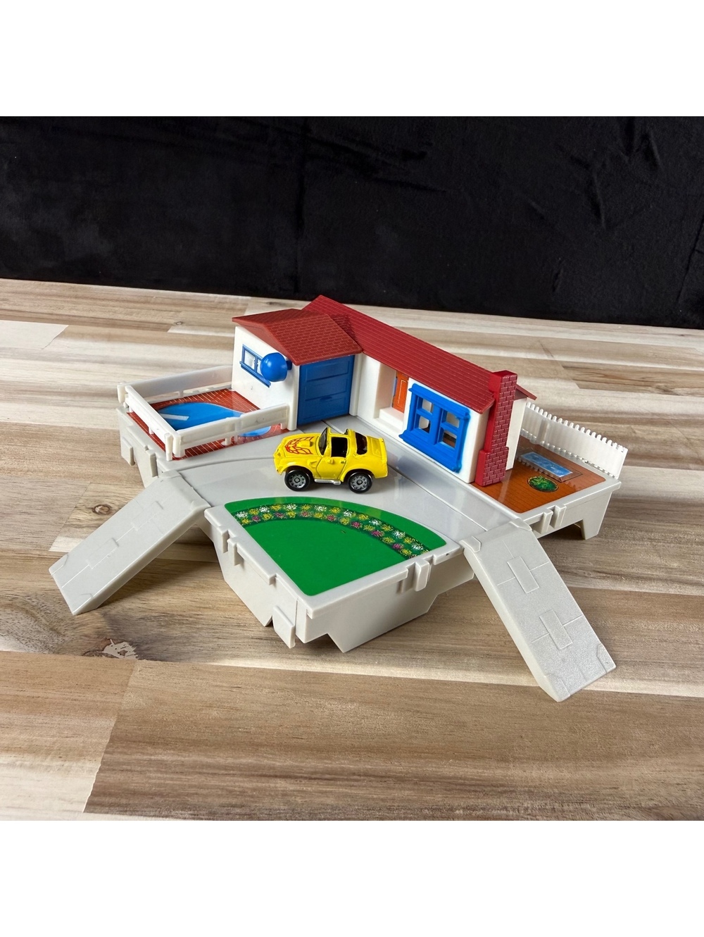 Micro Machine Travel City Suburan House